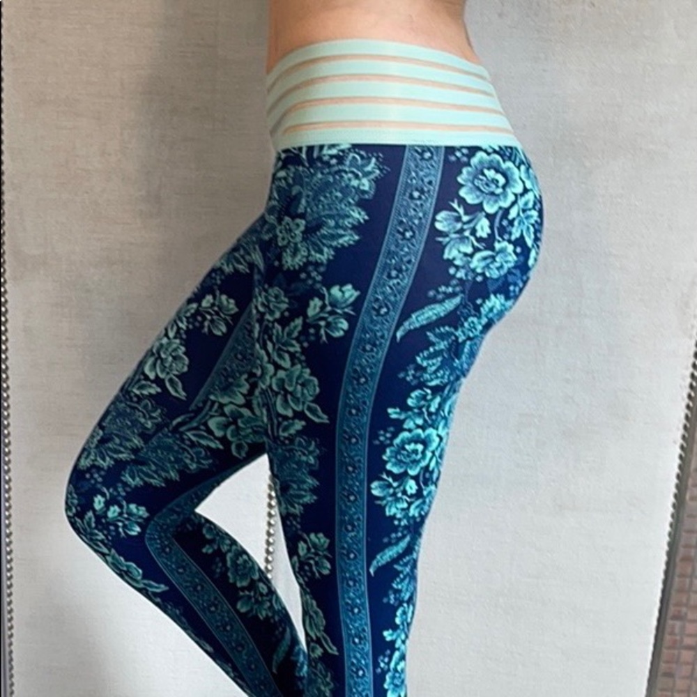 Cute booty lounge Aqua Navy flowe Leggings BNWT